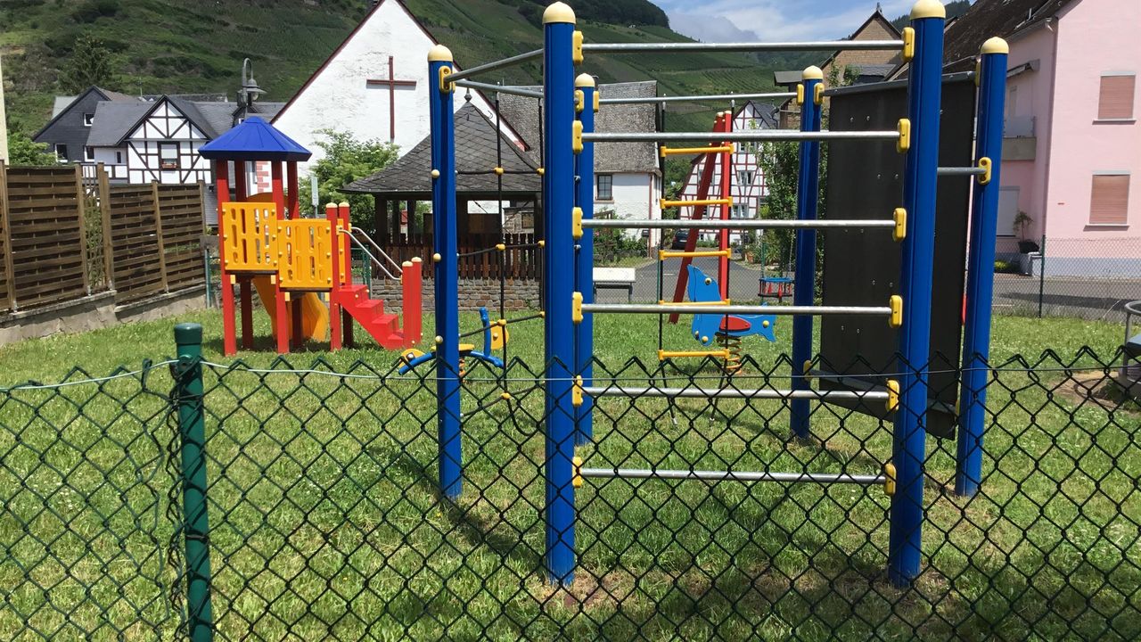 Kinderspielplatz auf der anderen Strassenseite Kinderspielplatz auf der anderen Strassenseite